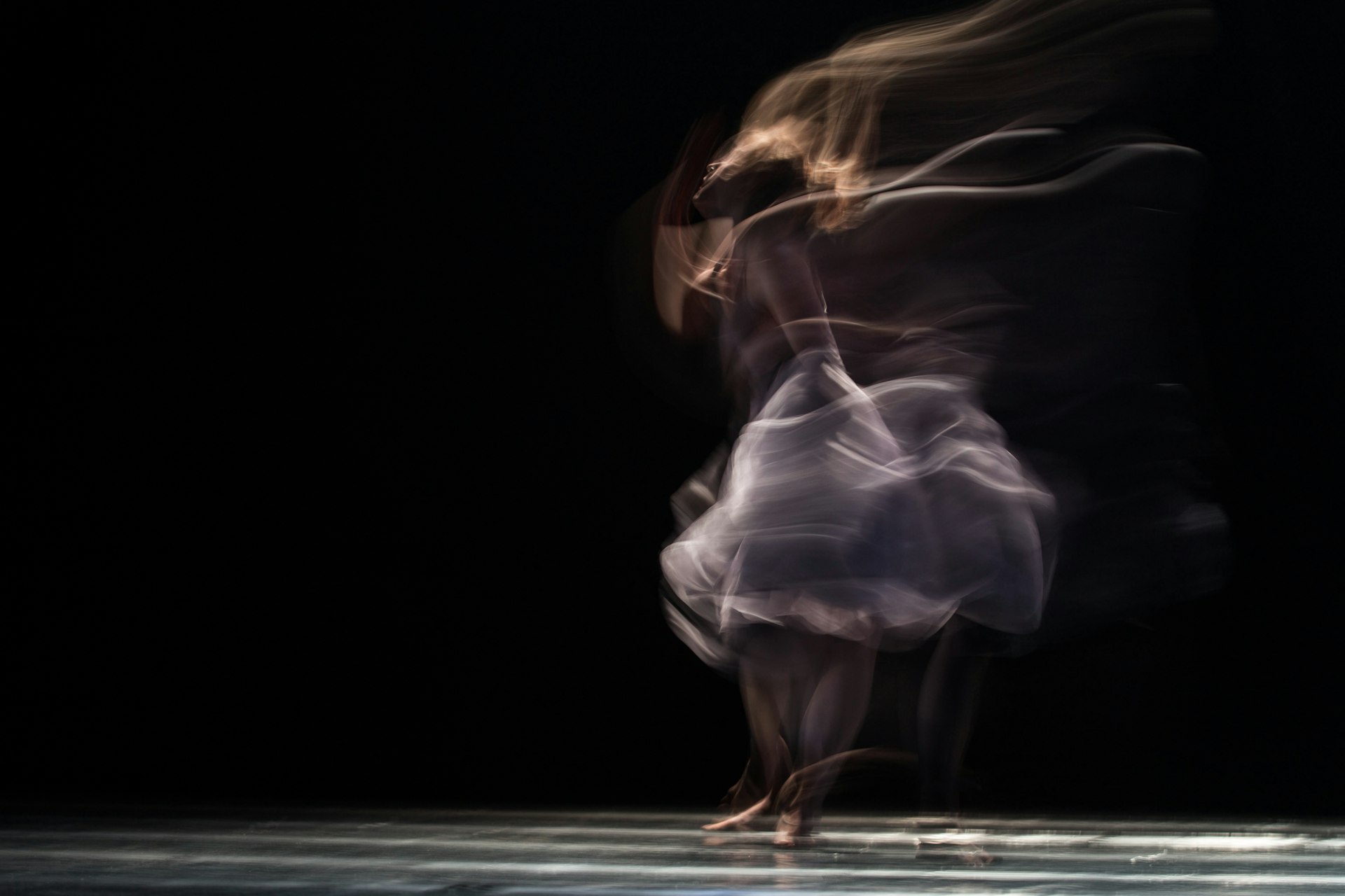 dancing woman on concrete pavement spectrautonomie.be